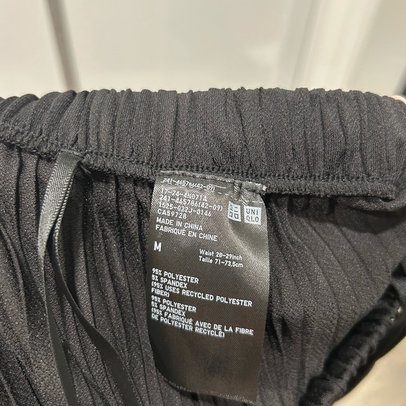 Uniqlo Black Pleated Pants - Picture 4 of 4